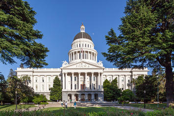 1024px-Sacramento_Capitol_2013.jpg