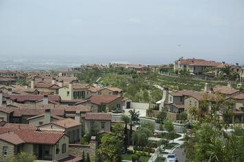 1200px-View_of_Turtle_Ridge_homes_-_panoramio.jpg