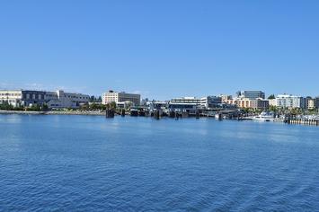 Approaching_Bremerton,_WA_ferry_terminal_02.jpg