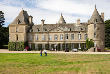 Façade_du_château_de_Tocqueville,_Tocqueville,_France-2.jpg