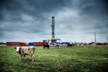 oil-rig-and-cows-in-the-heartland-1400x-q100.jpg oil-rig-and-cows-in-the-heartland-1400x-q100.jpg